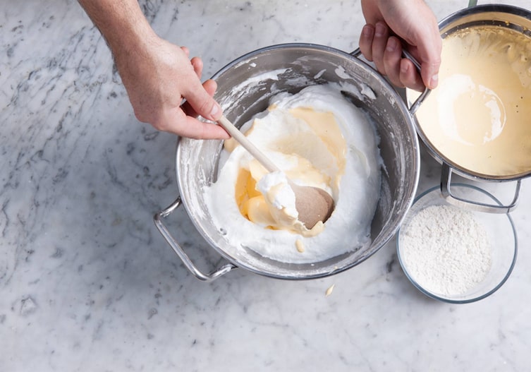 Eischnee, Mehl, Eidotter, Kochlöffel, Rührschüssel