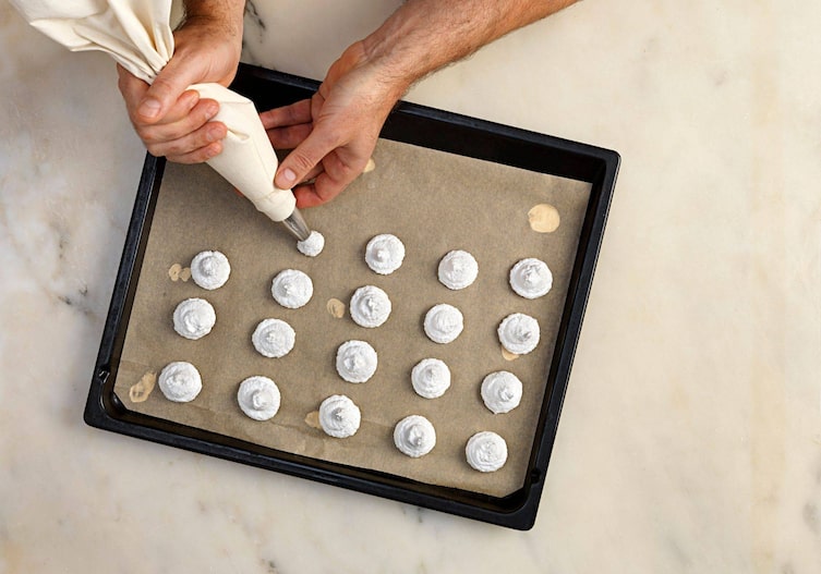 Kokosbusserl, Spritzsack, Backpapier, Kokosbusserlmasse