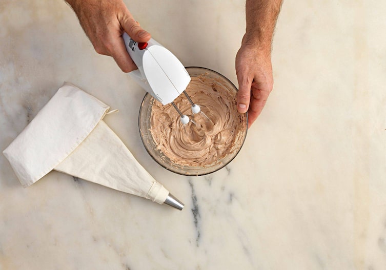 Schokoladecreme, Spritzsack, Mixer, Glasschüssel