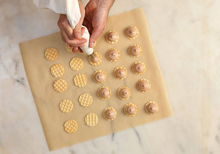 Backpapier, Waffelboden, Schokoladecreme, Spritzbeutel