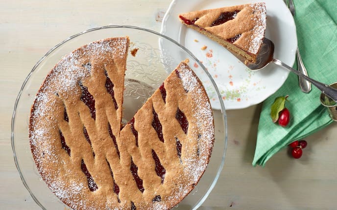 Linzer Torte, Dirndl, Kornelkirschen, Tortenheber, Gabel, Serviette, Tortenteller