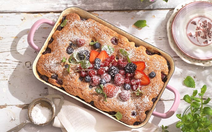 Omas Beerenkuchen aus dem Reindl, Waldbeeren, Puderzucker, Melisse