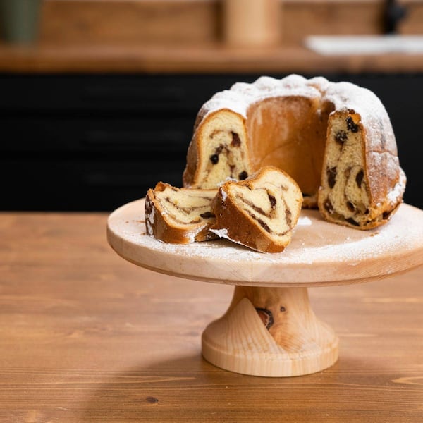 Kärntner Reindling, Kuchen, Ostern, Hausmannskost, Rosinen, Kuchenteller, Staubzucker, Nachspeise, Servus Rezept