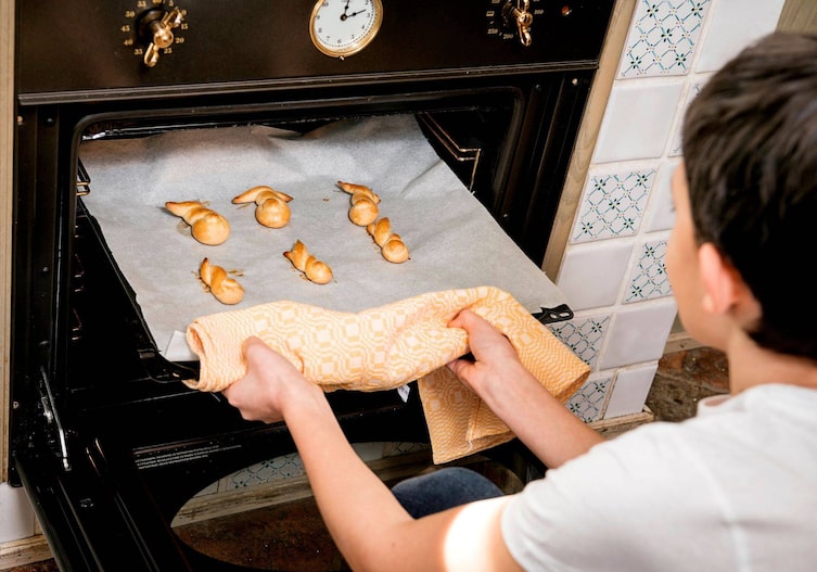 Backrohr, Backblech, fertige Teighaserl, Küchentuch, Kind