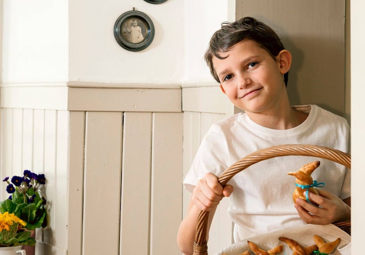 Kind, Korb, Teig-Osterhaserl, Schleife, Blumen, Wand, Bild