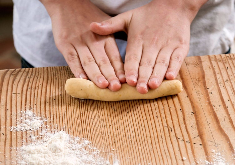 Germteig-Haserl, Teigrolle, Hände, Mehl