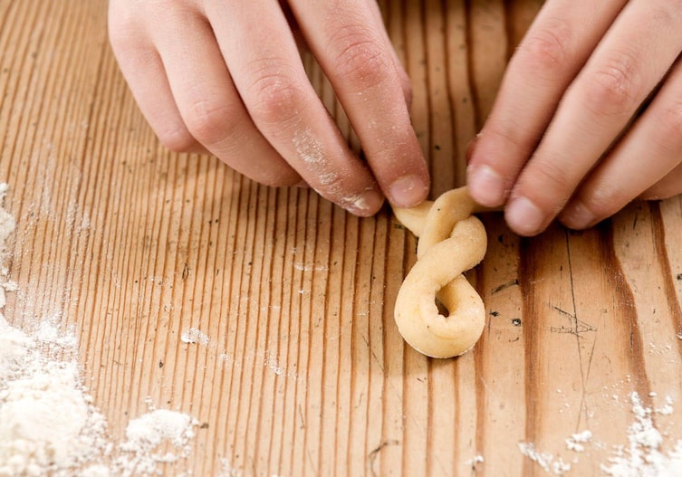 Teigrollen schlingen, Mehl, Finger, Teigbrett