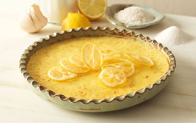 Zitronenkuchen in einer Keramik-Kuchenform