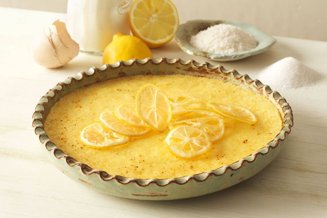 Zitronenkuchen in einer Keramik-Kuchenform