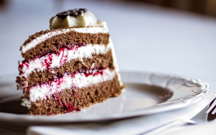 Hadntorte, Preiselbeeren, Schlagobers, Mandelblättchen