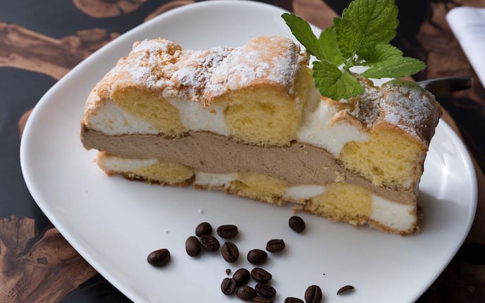 Oma Schöllers Kaffee-Kardinalschnitte, Minzblatt, Kaffeebohnen, Staubzucker, Wirtshaus-Rezept, Teller