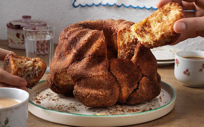 Zupfgugelhupf, Kuchen und Torten, Kärnten, Kaffee, Teller, Holztisch, Wasserglas