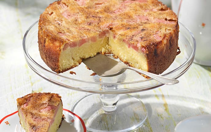 Gestürzte Torte mit Rhabarber, Tortenheber, Tortenplatte, Holz