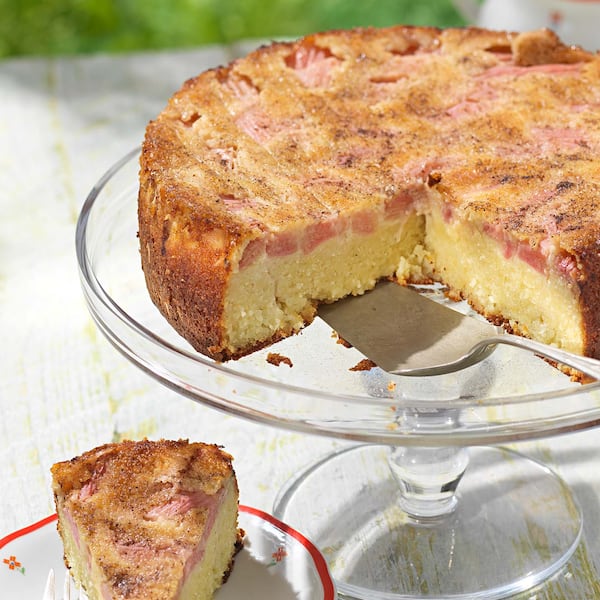 Gestürzte Torte mit Rhabarber, Tortenheber, Tortenplatte, Holz