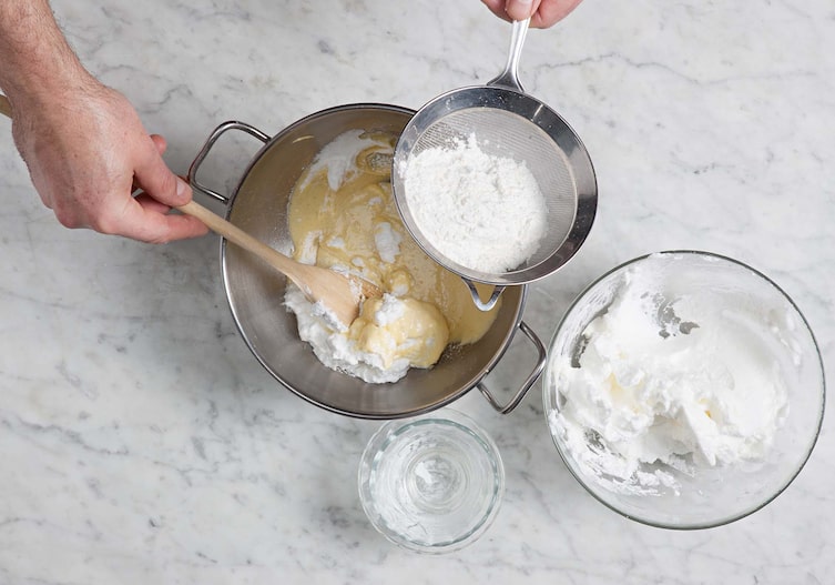 Himbeertorte mit Vanille und Honig, Sieb, Schüsseln, Zucker, Eischnee