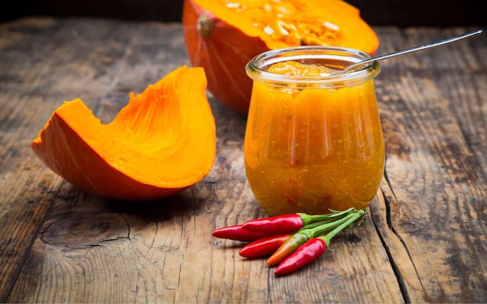 Kürbis-Chutney, Einmachglas, Kürbis, Zimtstangen, Kürbiskerne