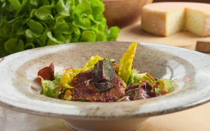 Kürbis-Pressknedl mit Birnensalat von Paula Bründl, am Teller angerichtet