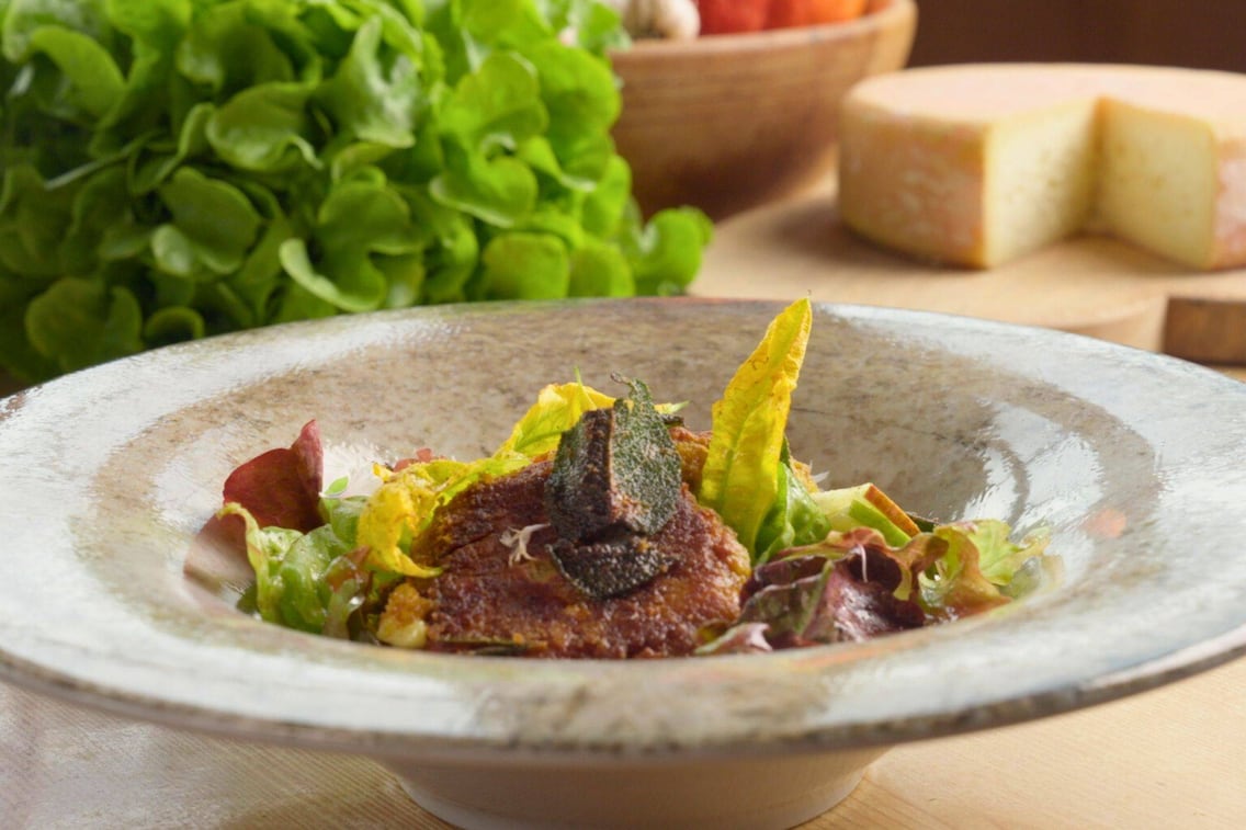 Kürbis-Pressknedl mit Birnensalat von Paula Bründl, am Teller angerichtet