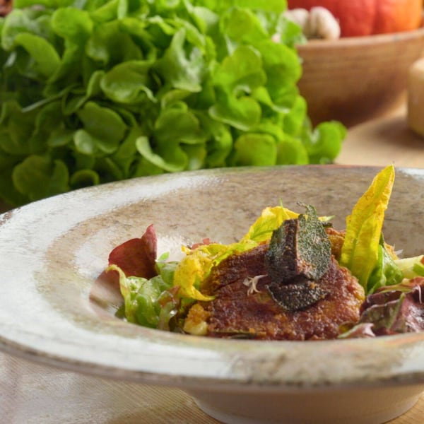 Kürbis-Pressknedl mit Birnensalat von Paula Bründl, am Teller angerichtet