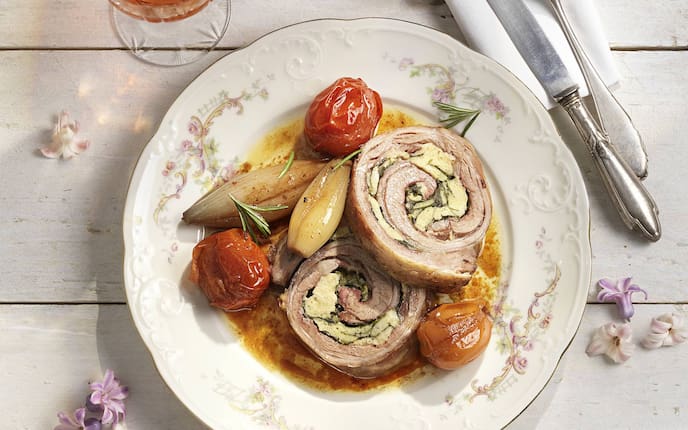 Lammrolle, gerolltes Bauchfleisch vom Lamm, Blattspinat, Semmelfülle