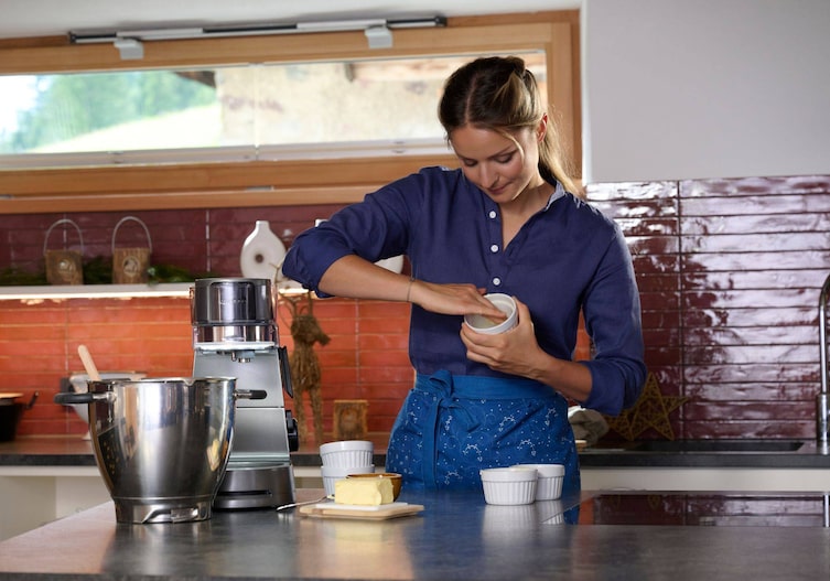 Paula fettet die Förmchen aus.