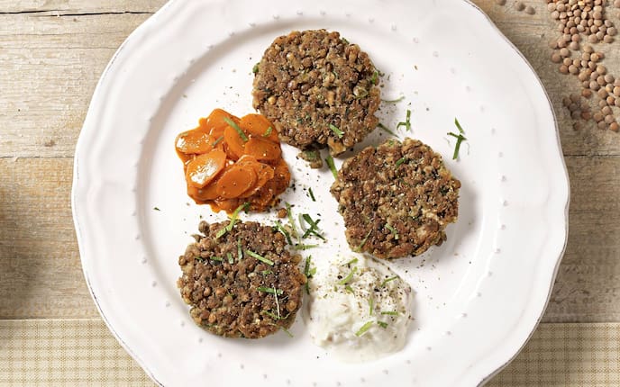 Linsenlaberl mit Karottengemüse und Apfel-Rettich-Sauce, Linsen, Karotten, Laibchen, Salat, Apfel, Rettich, Servus Rezept