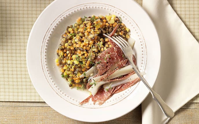 Warmer Linsensalat mit Schwarzwurzeln und Hirschwürsten (Bild: Eisenhut & Mayer)