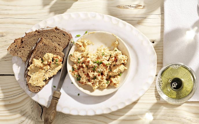Liptauer Aufstrich, Brot, Weißwein, Teller, Rezept