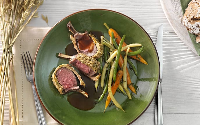 Lungauer Lammrücken mit Haferkruste, Karotten und Fisolen (Bild: Eisenhut & Mayer)