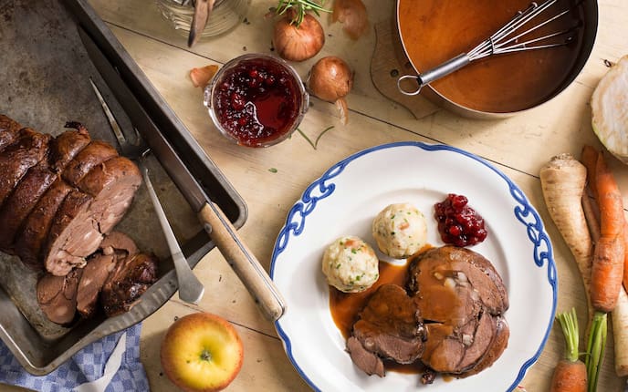 Gespickte Keule vom Maibock mit Wurzelrahmsauce (Bild: Eisenhut & Mayer)