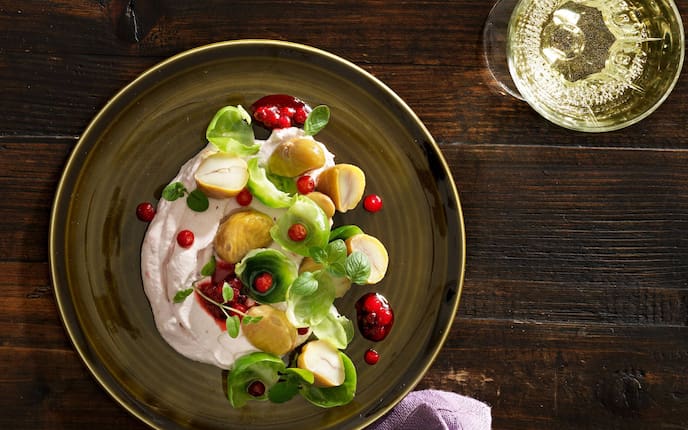 Maroni-Kohlsprossen-Salat mit Preiselbeerschaum (Bild: Eisenhut & Mayer)