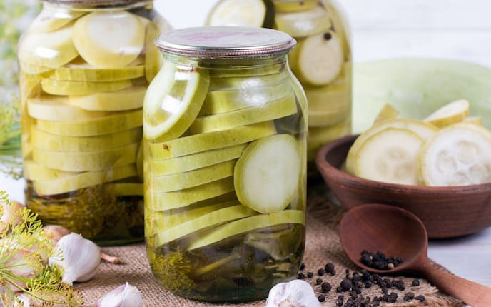 Eingelegte Zucchini im Glas