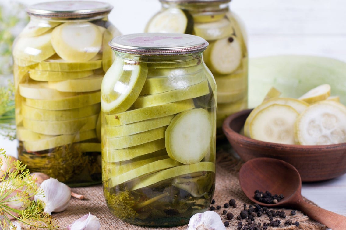 Eingelegte Zucchini im Glas