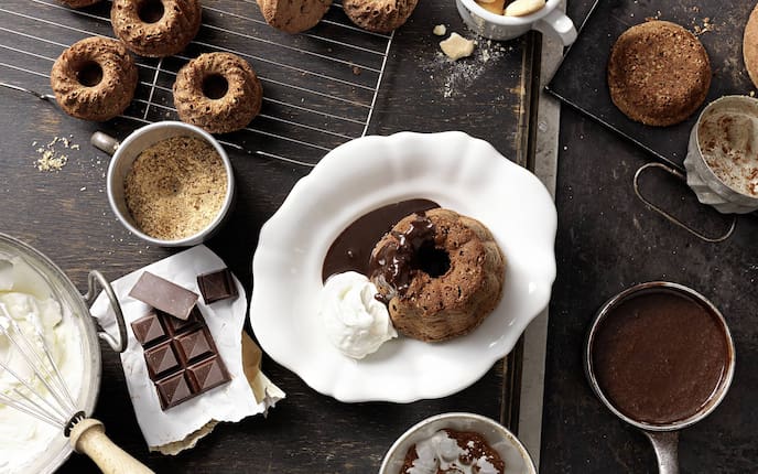 Mini-Schoko-Haselnuss-Gugelhupf, Schlagobers, Schokosauce