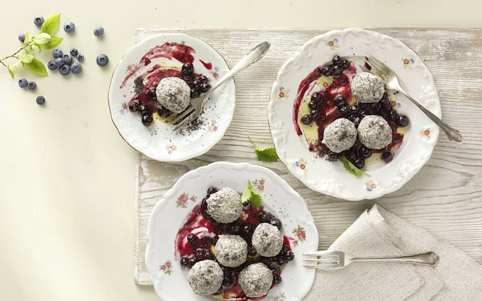 Mohn-Zitronen-Knödel mit Heidelbeerröster, Mohn, Heidelbeeren, geschmolzene Butter, Sauce, Knödel, Nachspeise, Servus Rezept