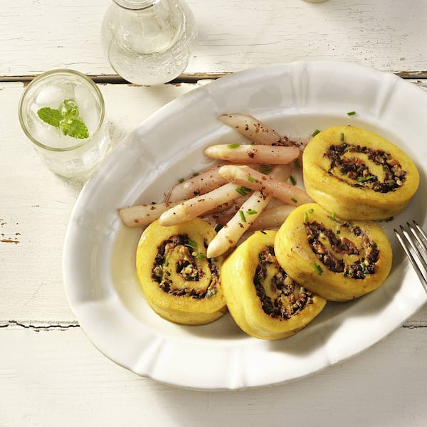 Morchelroulade, Erdäpfelteig, Spargel, Füllung, Roulade, Glas Wasser, Hauptspeise, Servus Rezept