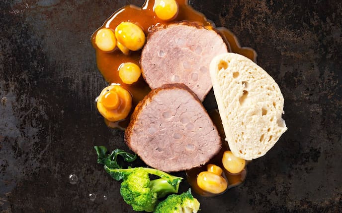 Mit grünem Speck gespickter Mostbraten mit böhmischen Knödeln (Bild: Eisenhut & Mayer)