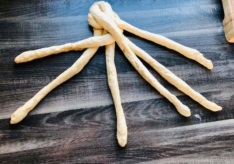 Allerheiligenstriezel, Germteig, flechten