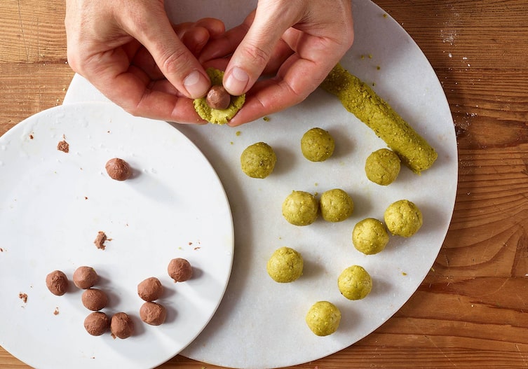 Mozartkugeln, Mazipankugeln, Nougat in Pistazienmasse, Schicht 3