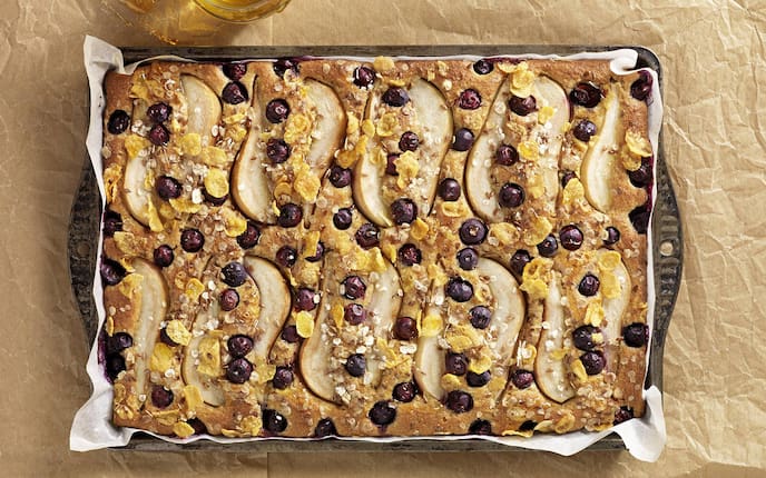 Birnen, Heidelbeeren, Haferflocken, Maisflocken, Blechkuchen, Müsli-Blechkuchen, Honig, Nachspeise, Servus Rezept