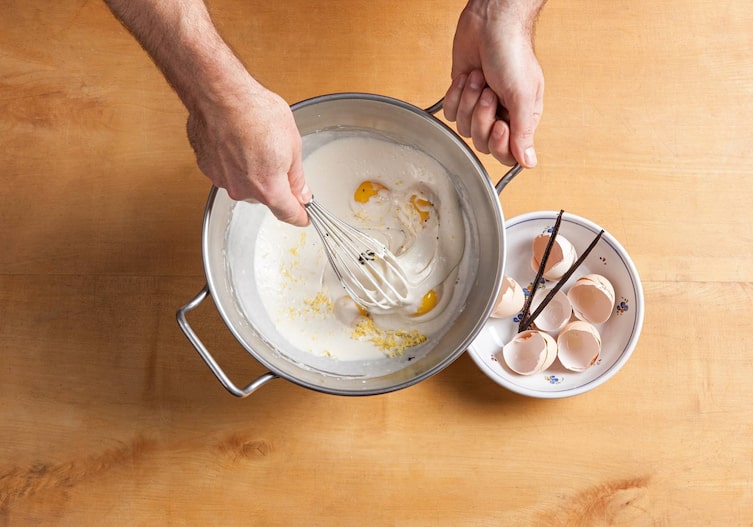 Eidotter, Schneebesen, Topf, rühren