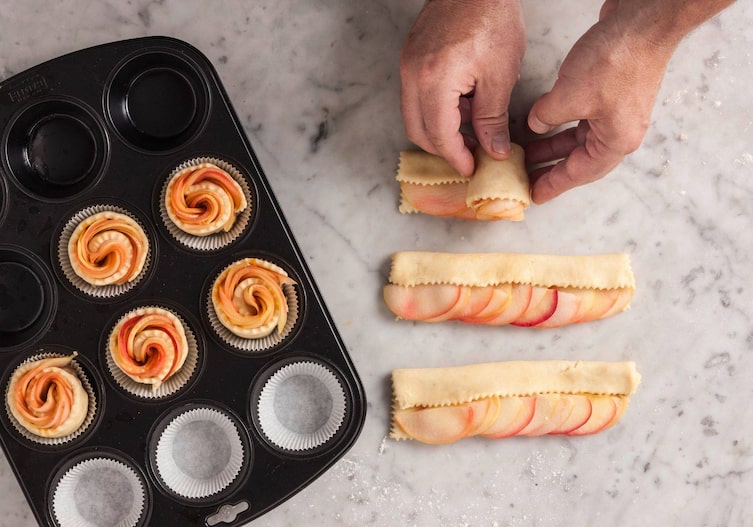 Apfelrosen mit Marzipan, Papierförmchen, Hände