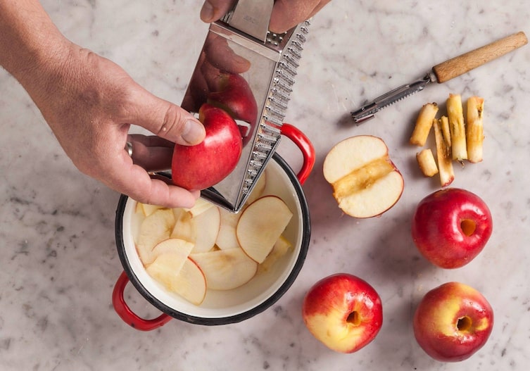 Apfelrosen mit Marzipan, Gurkenhobel, Ausstecher, Äpfel, Topf