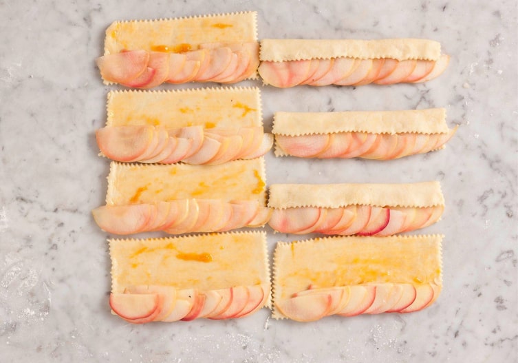 Apfelrosen mit Marzipan, Apfelspalten, Teig, Marmelade