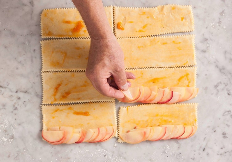 Apfelrosen mit Marzipan, Apfelspalten, Teig