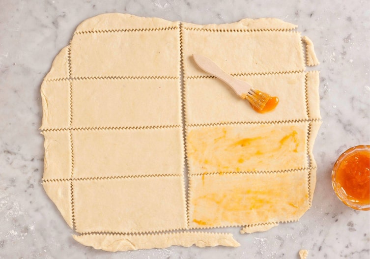 Apfelrosen mit Marzipan, Marillenmarmelade, Pinsel, Teig