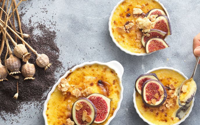 überbackene Creme mit Mohnfüllung, Mandelknusper und frischen Feigenscheiben