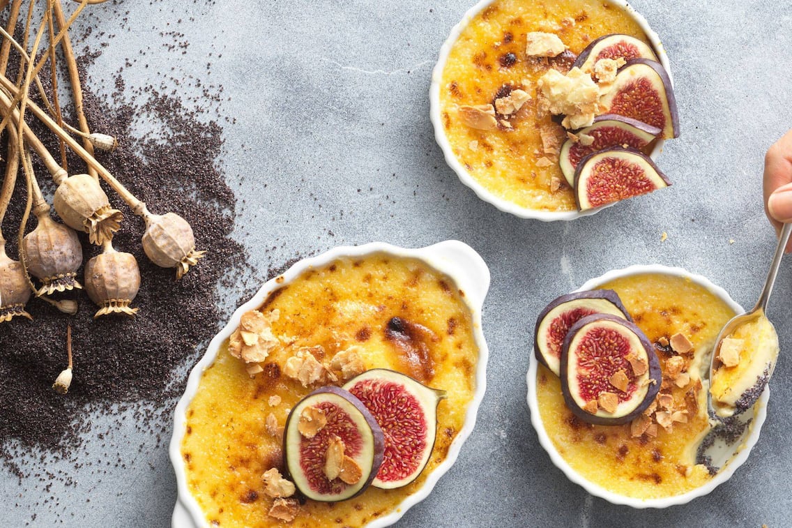 überbackene Creme mit Mohnfüllung, Mandelknusper und frischen Feigenscheiben