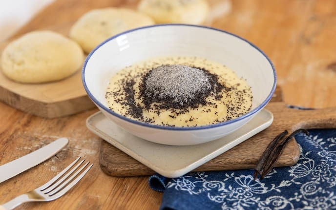 Germknödel, Vanillesauche, Staubzucker, Mohn, tiefer Teller, Süßspeise, Servus Rezept, Backen mit Christina, Kenwood