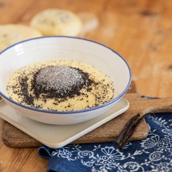 Germknödel, Vanillesauche, Staubzucker, Mohn, tiefer Teller, Süßspeise, Servus Rezept, Backen mit Christina, Kenwood